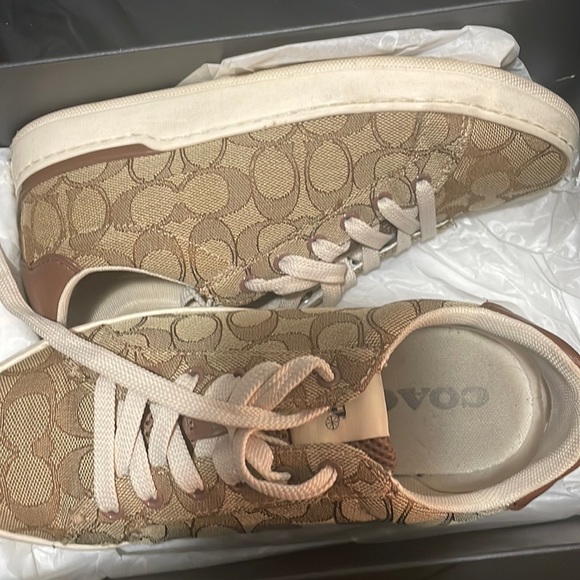 Coach shoes size 6.5 only worn 3 times - Picture 1 of 1